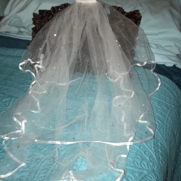 Beautiful 2T embellished with pearls veil - Picture 2 of 8